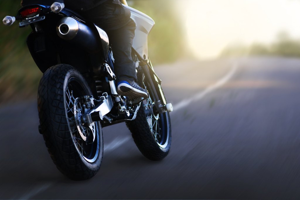 Úton suhanó motor kpépe.