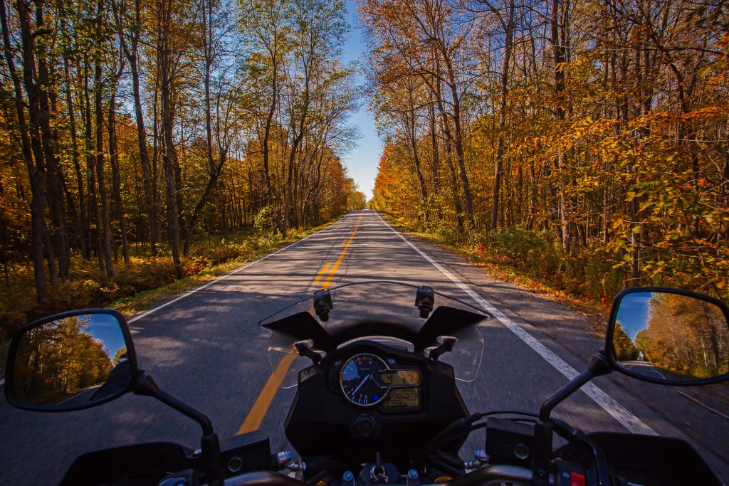 Őszi út látványa motoros szemszögéből, motoron ülve.