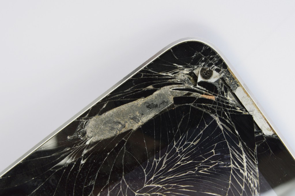 Összetört kijelzőjű telefon kép
