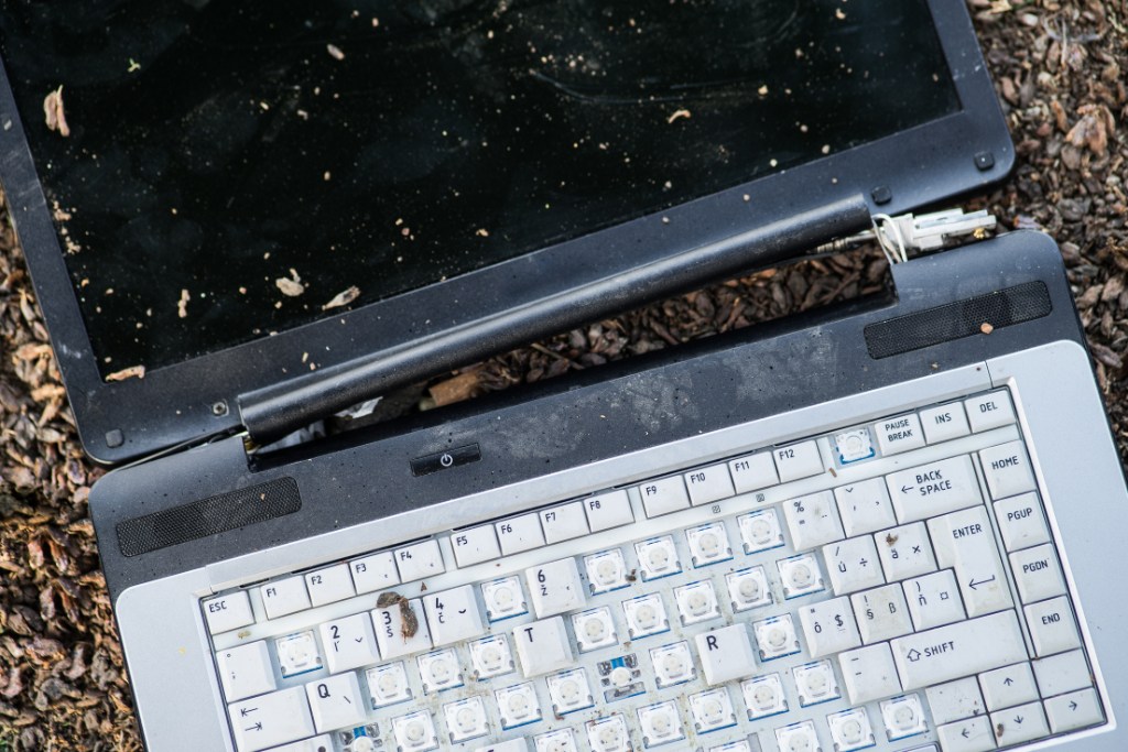 Összetört laptop képe