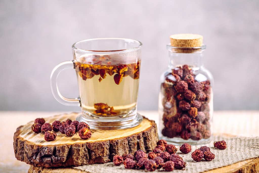 Tea képe átlátszó pohárban, darabos, szárított gyümölcsökből készítve