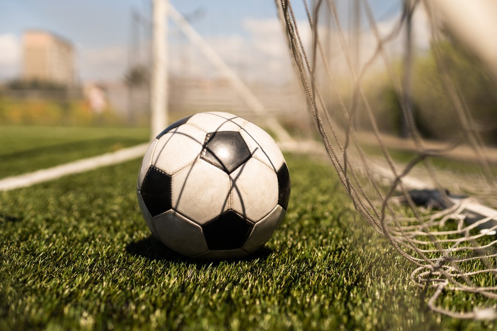 Álló focilabda kép a hálóban